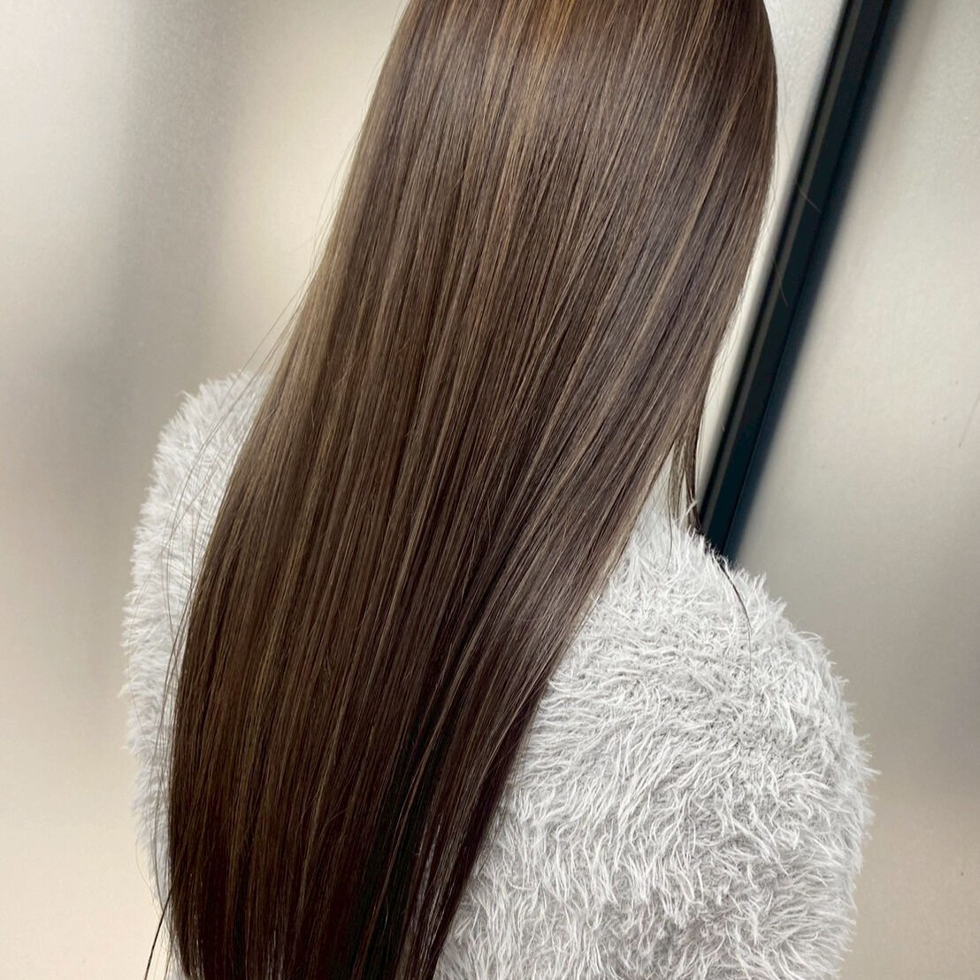 冬の訪れとともに、新しい季節にぴったりのヘアカラーを試してみ